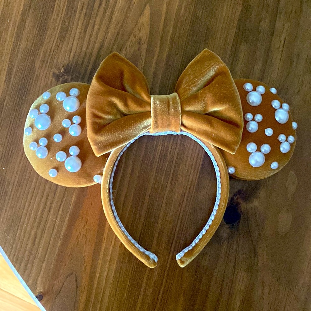 Mickey ears Velvet and faux pearl.